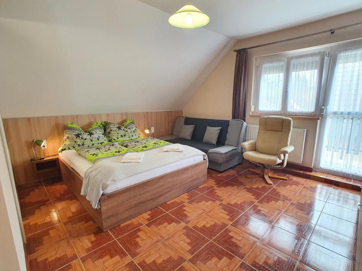 פוניארצוושהג' Krisztian Apartmanhaz מראה חיצוני תמונה