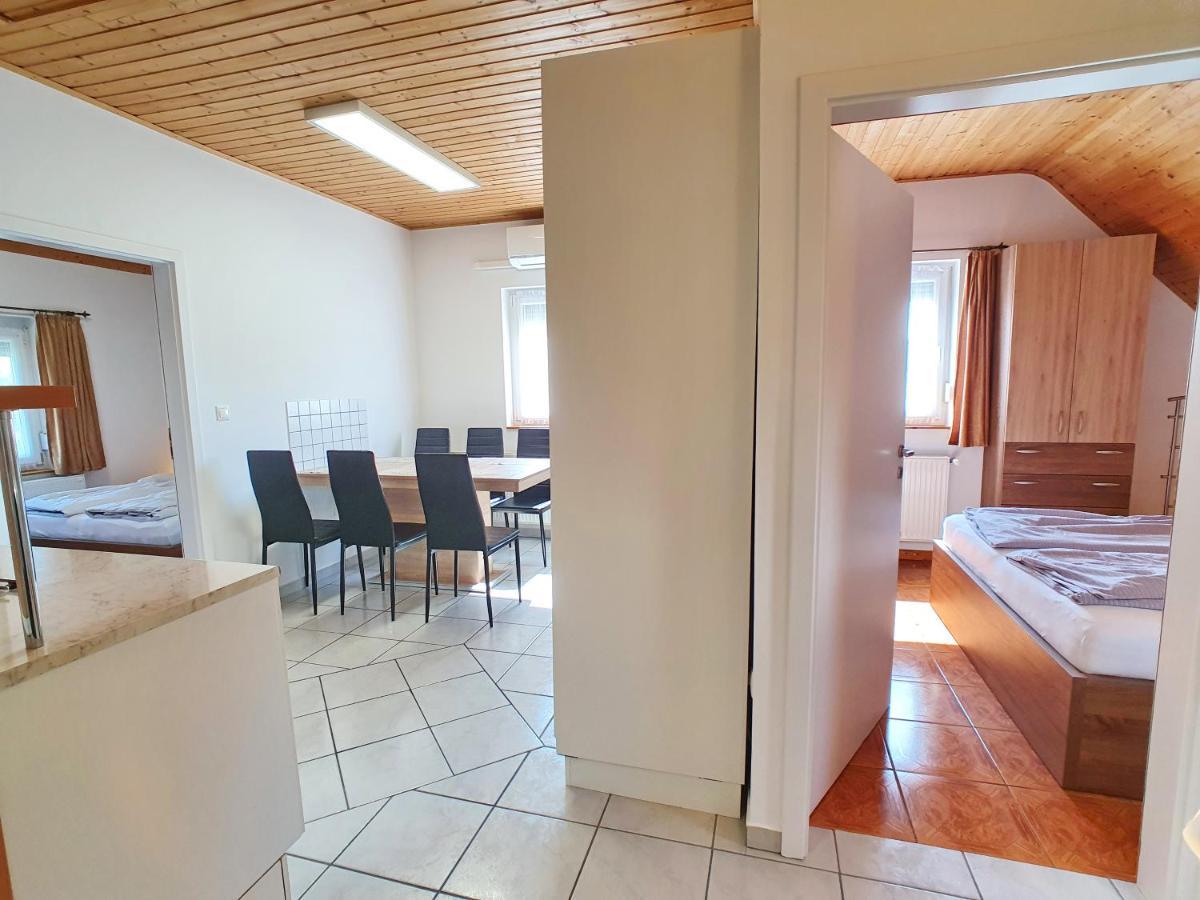 פוניארצוושהג' Krisztian Apartmanhaz מראה חיצוני תמונה